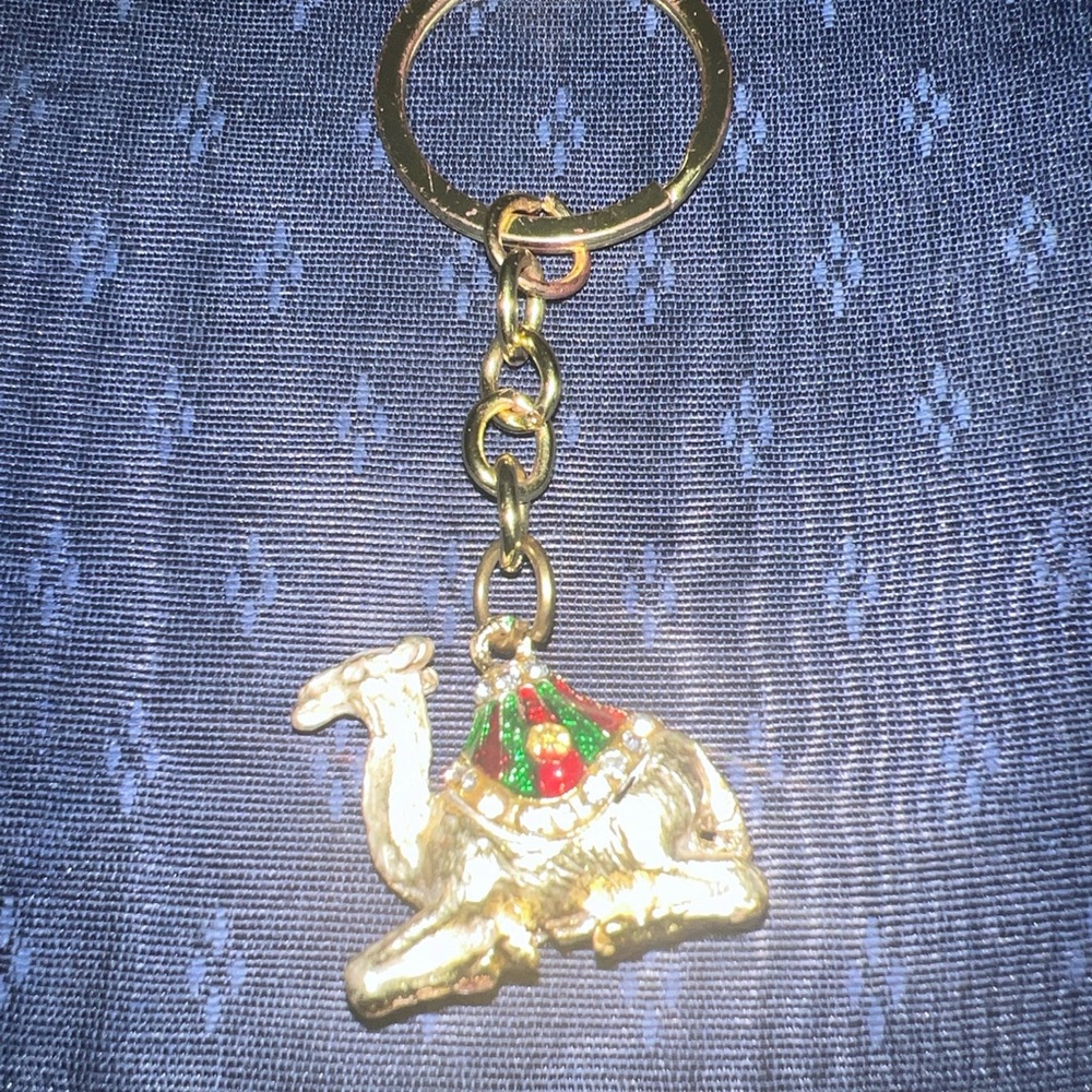 Beautiful Camel With Rhinestones Keychain - Picture 2 of 10